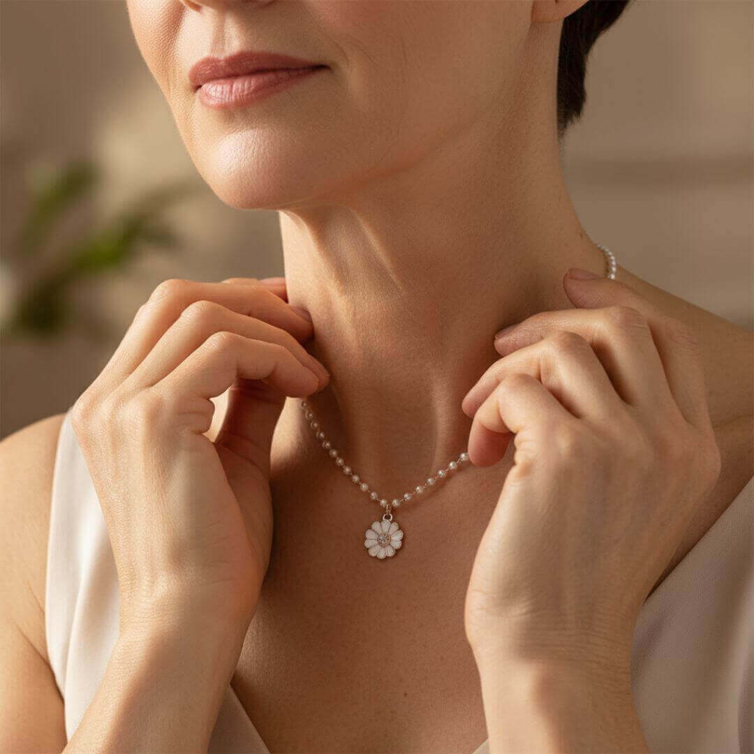 Dainty Pearl Daisy Pendant Necklace