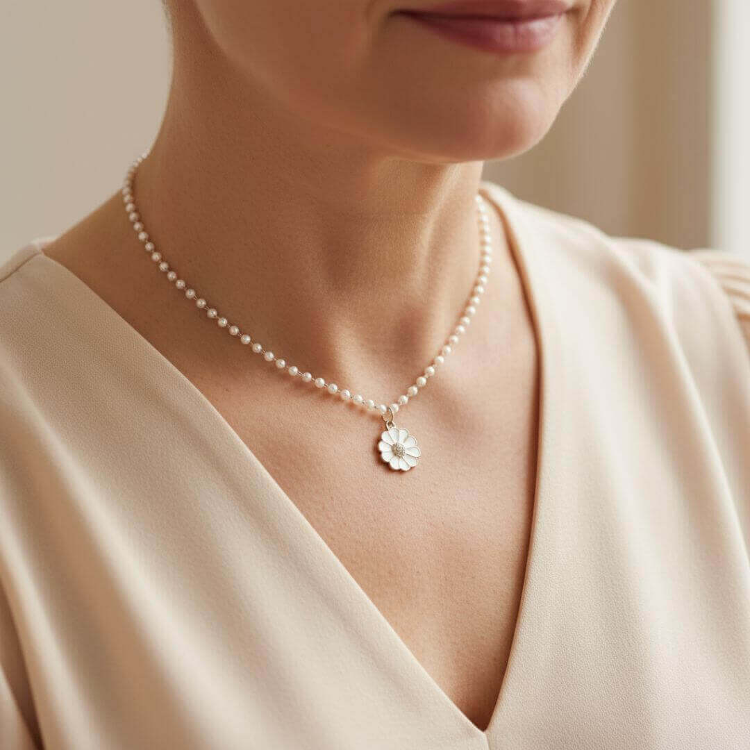 Dainty Pearl Daisy Pendant Necklace